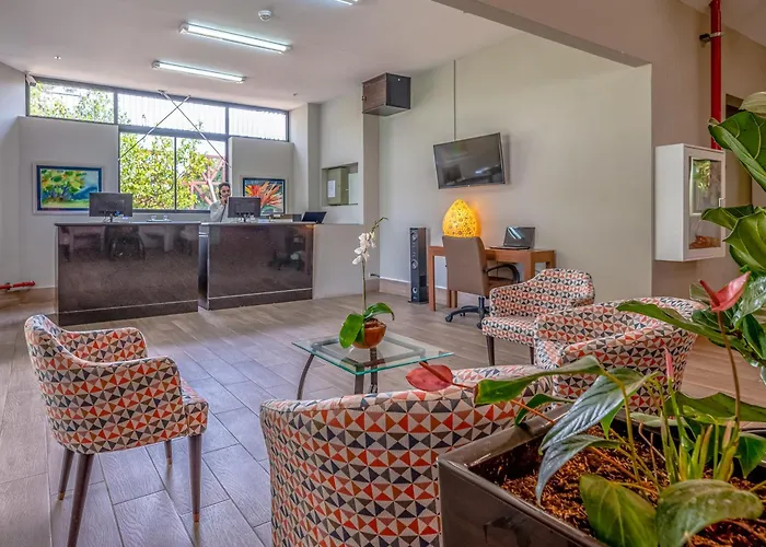 Irazu Hotel & Studios